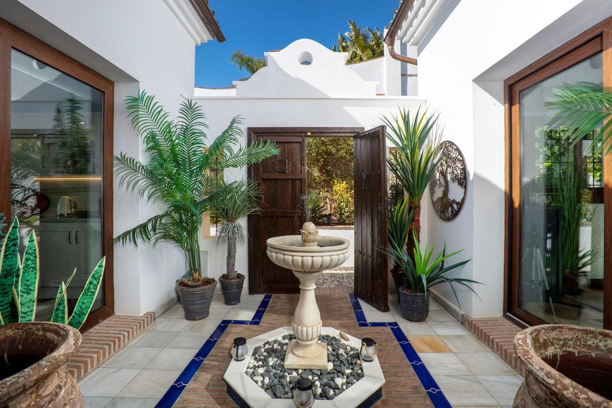 4 Bed Detached Villa in Benahavís