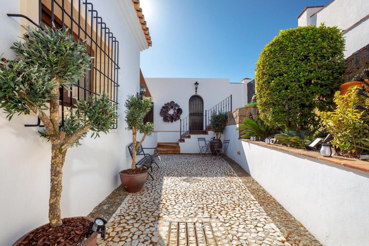 4 Bed Detached Villa in Benahavís