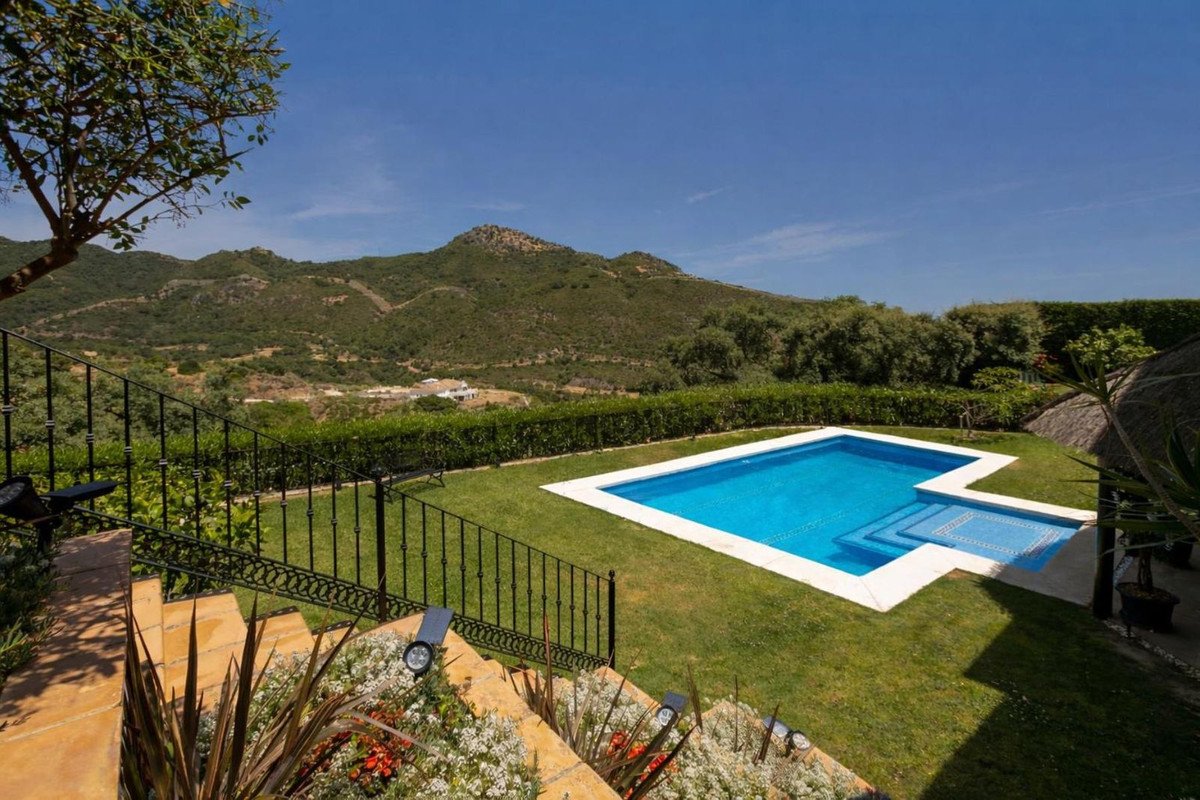 4 Bed Detached Villa in Benahavís