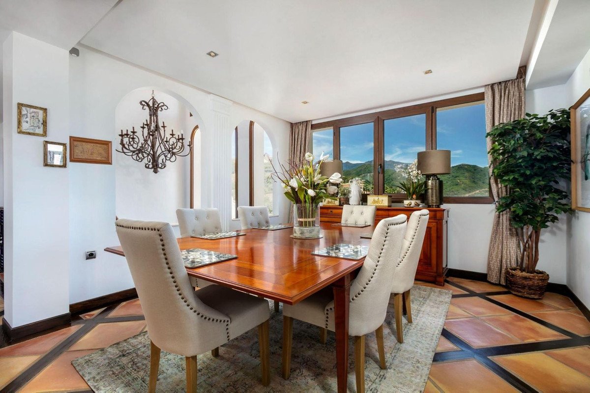 4 Bed Detached Villa in Benahavís