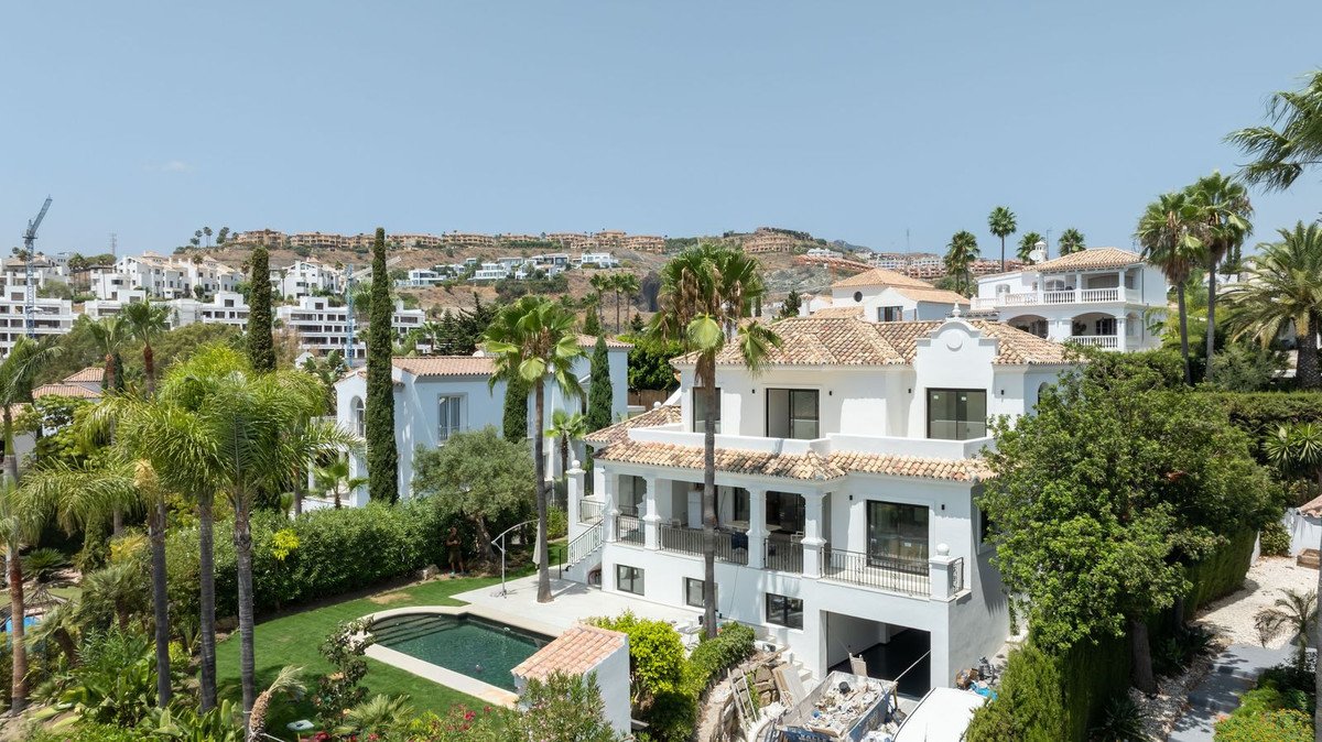6 Bed Detached Villa in El Paraiso