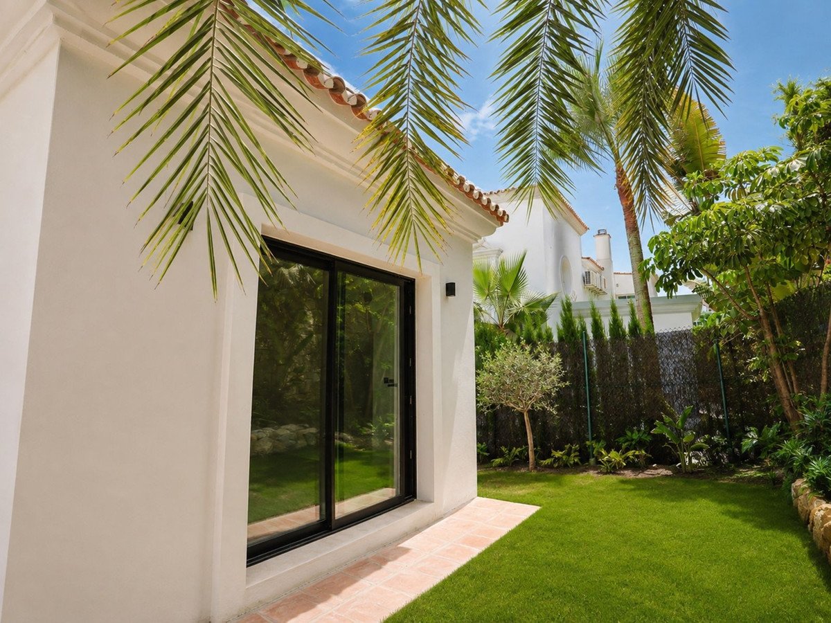 6 Bed Detached Villa in El Paraiso