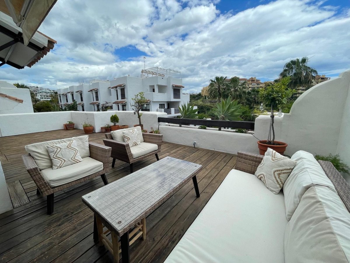 2 Bed Middle Floor Apartment in Estepona