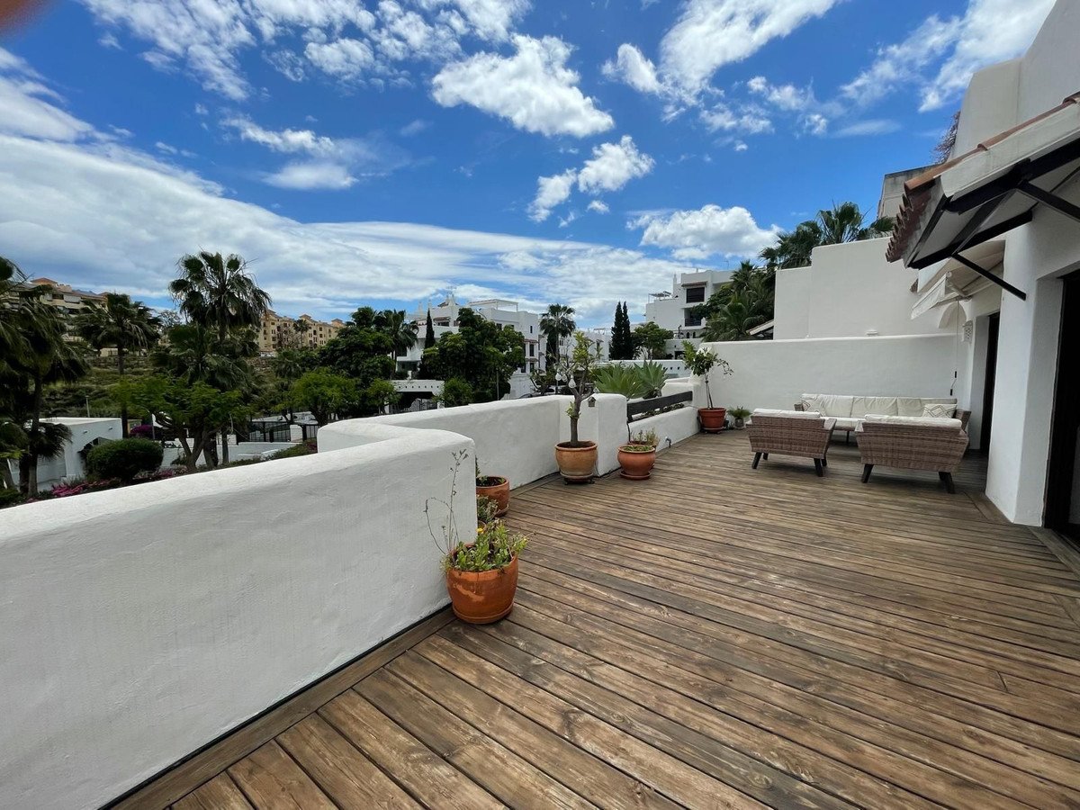 2 Bed Middle Floor Apartment in Estepona