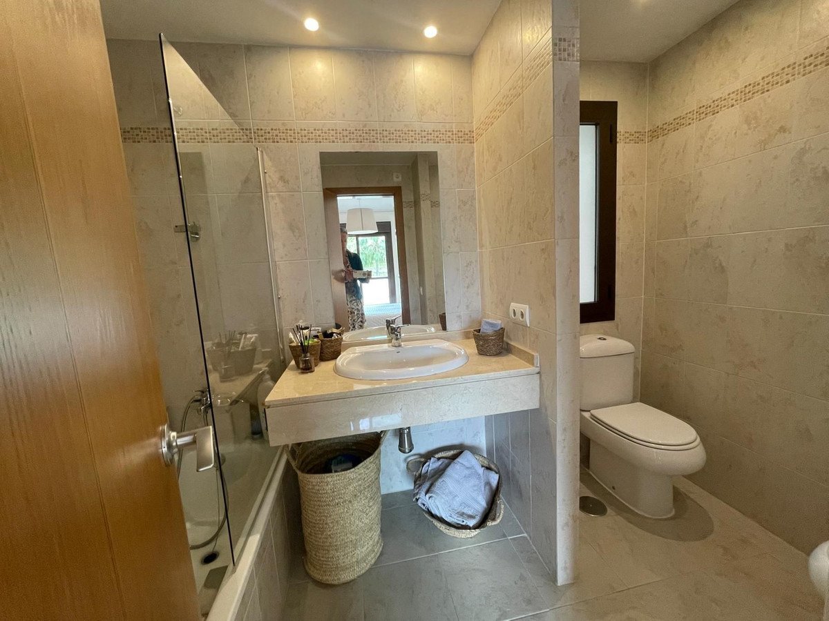 2 Bed Middle Floor Apartment in Estepona