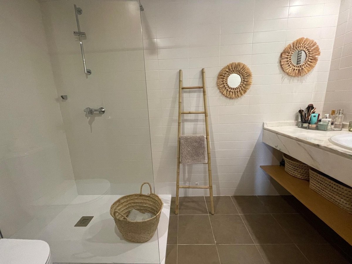 2 Bed Middle Floor Apartment in Estepona