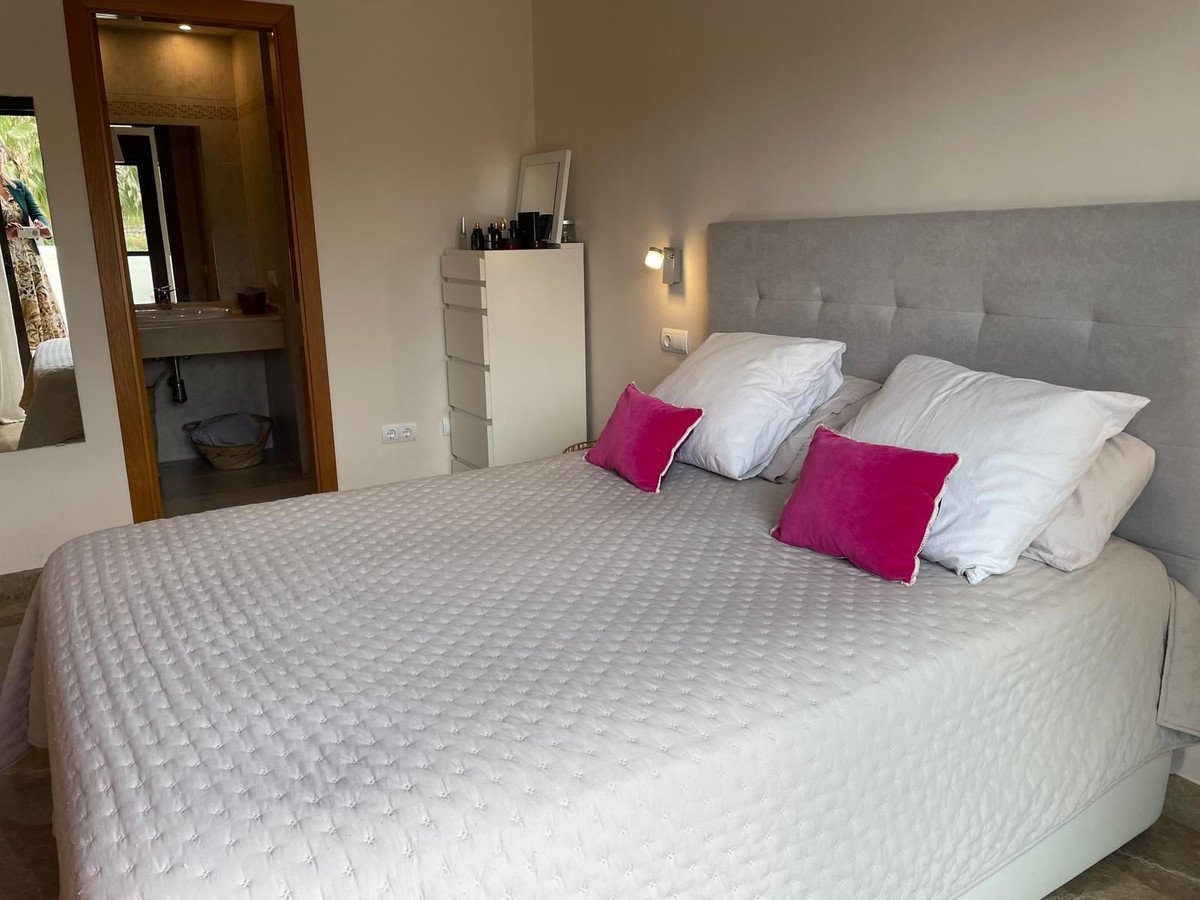2 Bed Middle Floor Apartment in Estepona