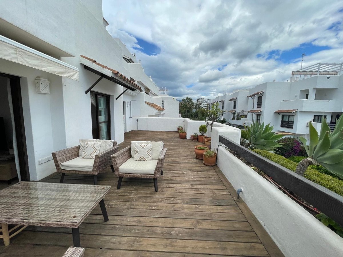 2 Bed Middle Floor Apartment in Estepona