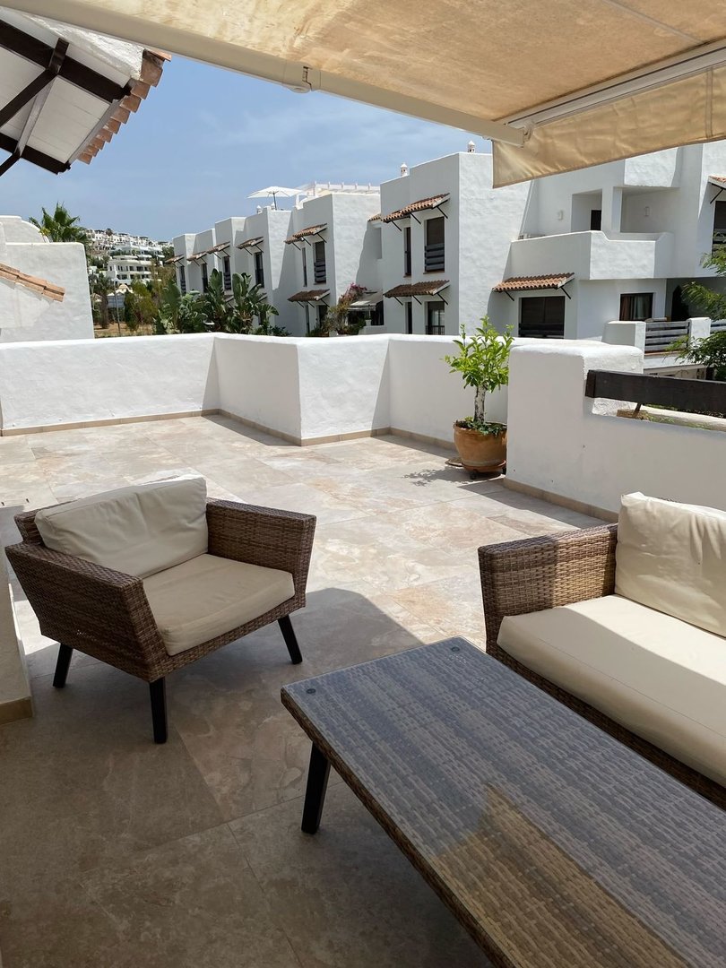 2 Bed Middle Floor Apartment in Estepona