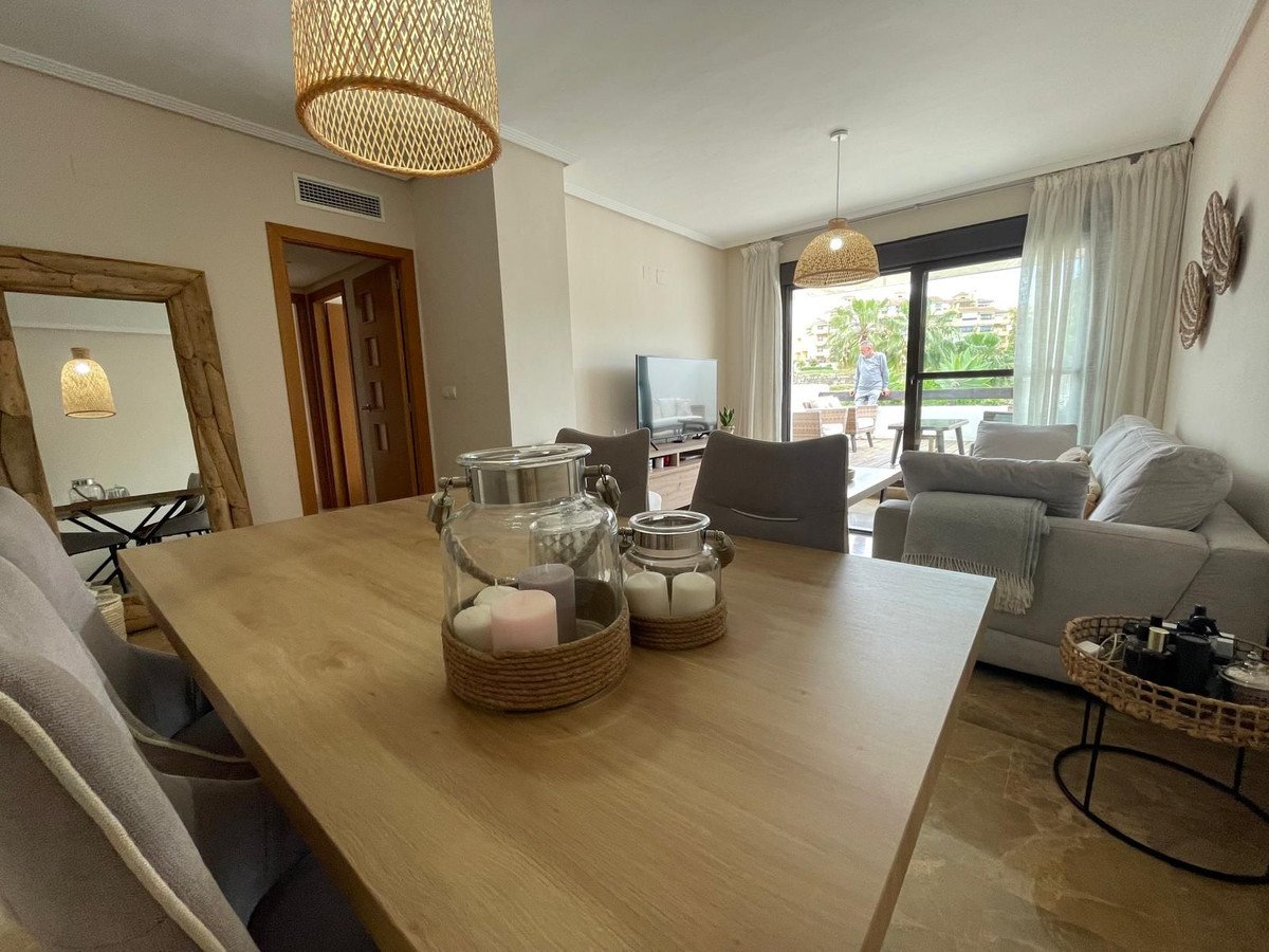 2 Bed Middle Floor Apartment in Estepona
