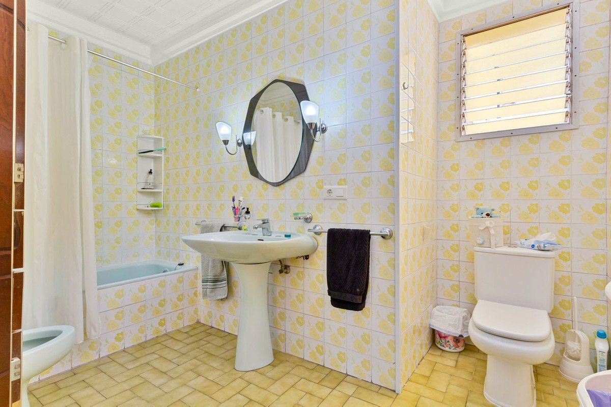 4 Bed Top Floor Apartment in Málaga Centro