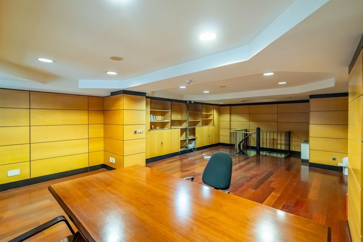 9 Bed Commercial Premises in Marbella