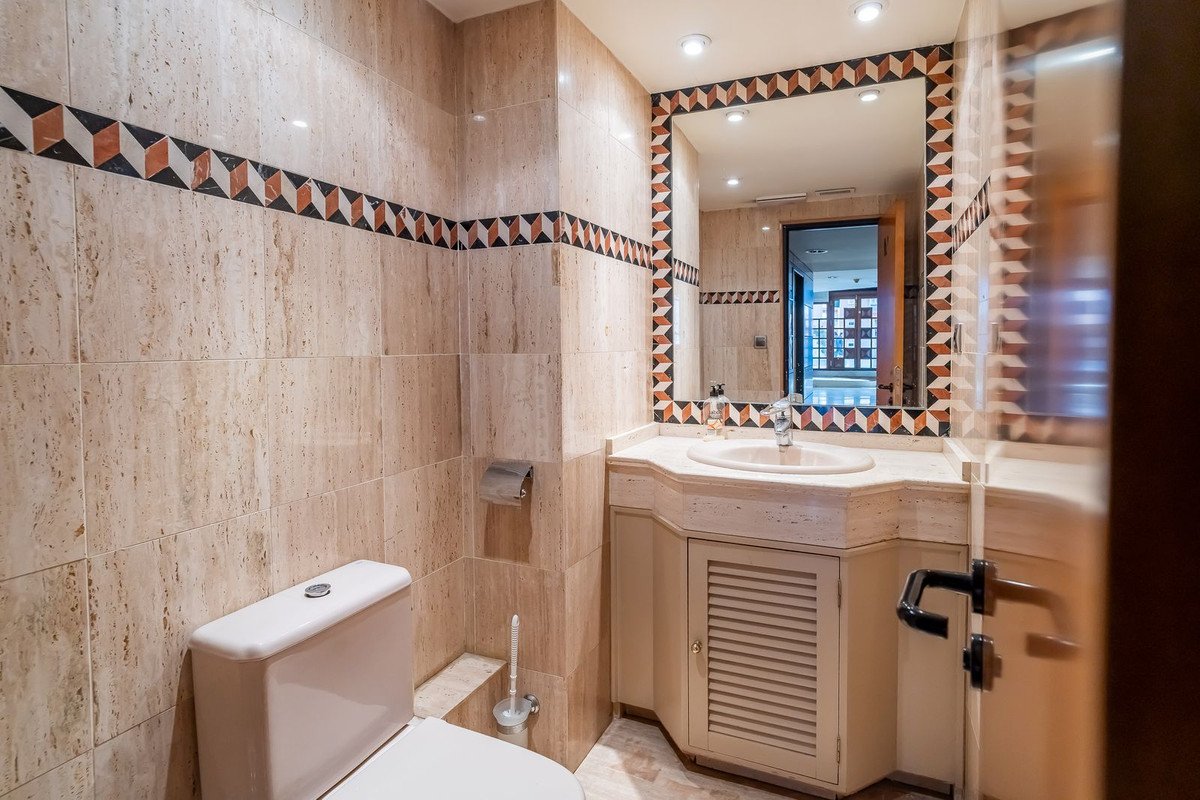 9 Bed Commercial Premises in Marbella