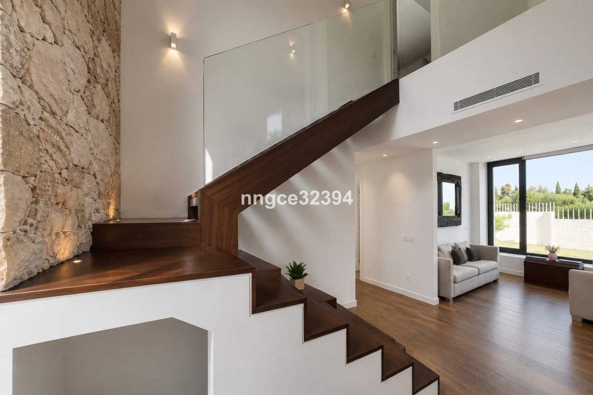 5 Bed Detached Villa in New Golden Mile