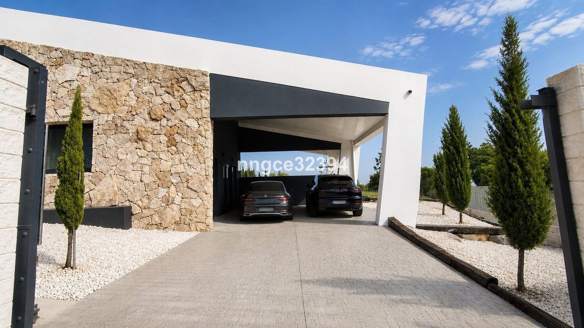 5 Bed Detached Villa in New Golden Mile