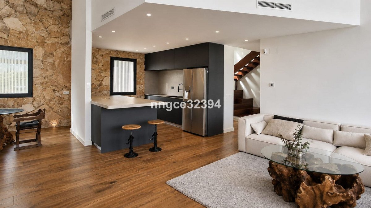 5 Bed Detached Villa in New Golden Mile