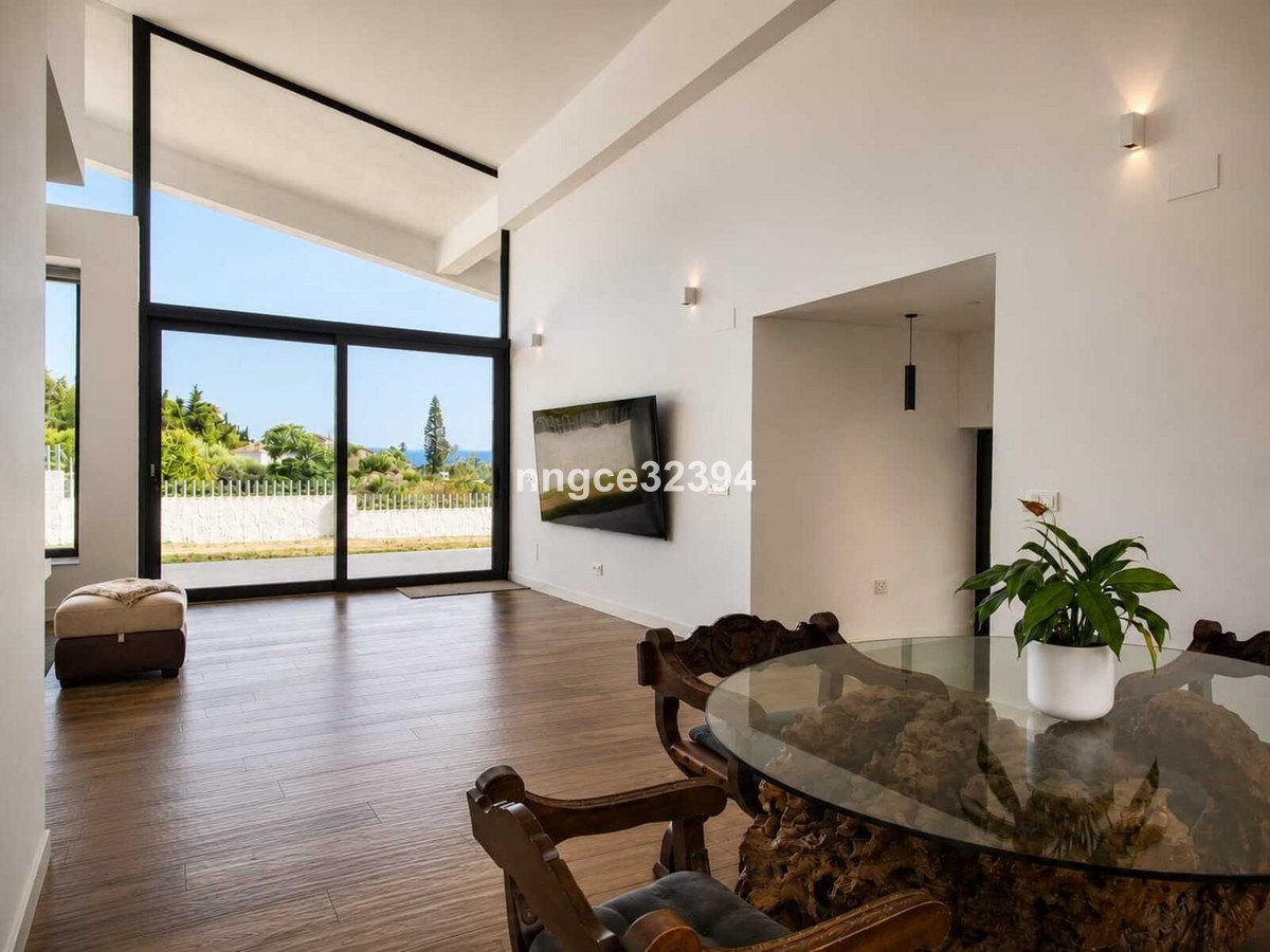 5 Bed Detached Villa in New Golden Mile
