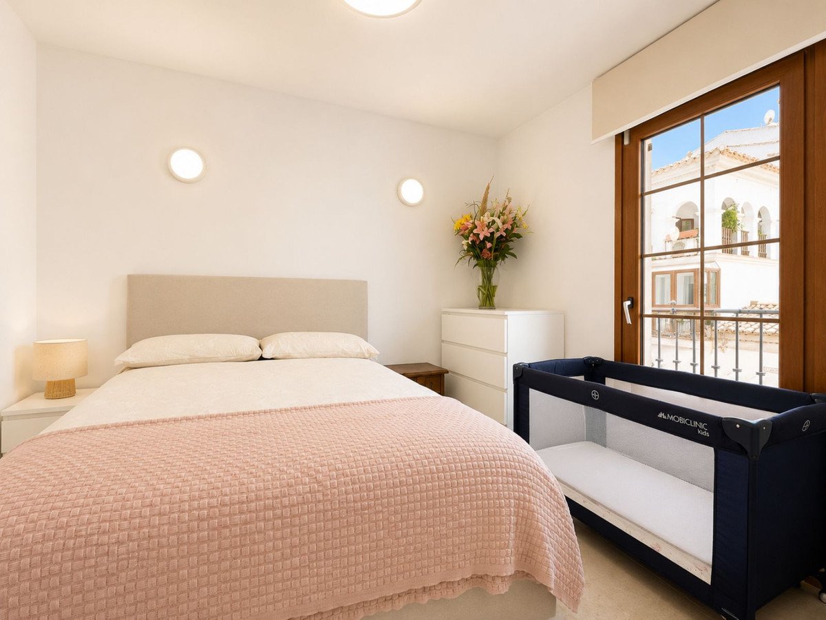 2 Bed Middle Floor Apartment in La Duquesa
