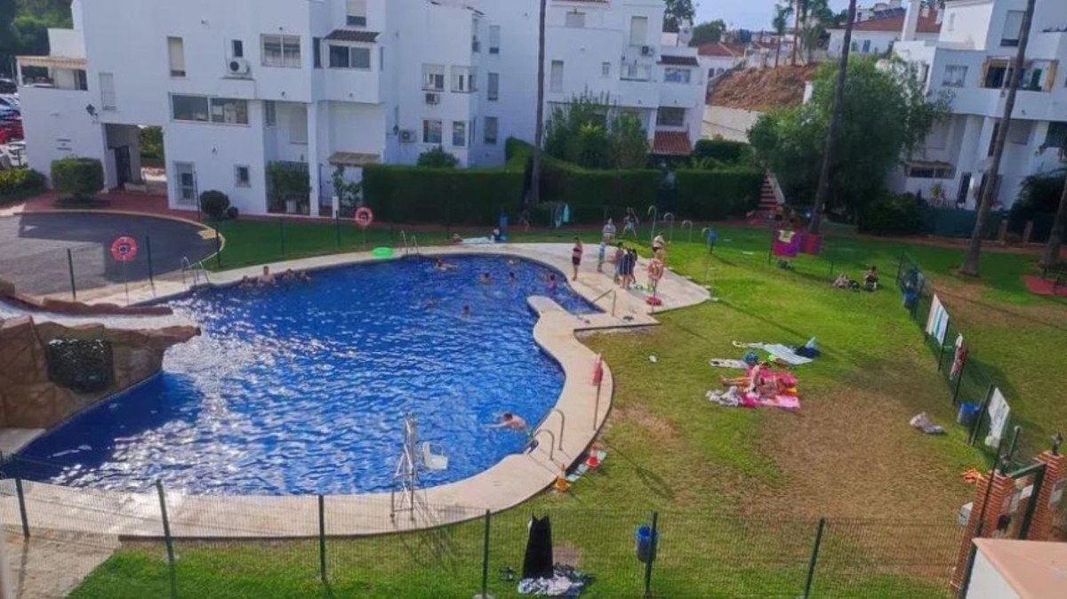 3 Bed Middle Floor Apartment in Elviria