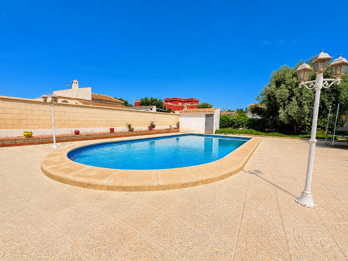 5 Bed Detached Villa in La Siesta