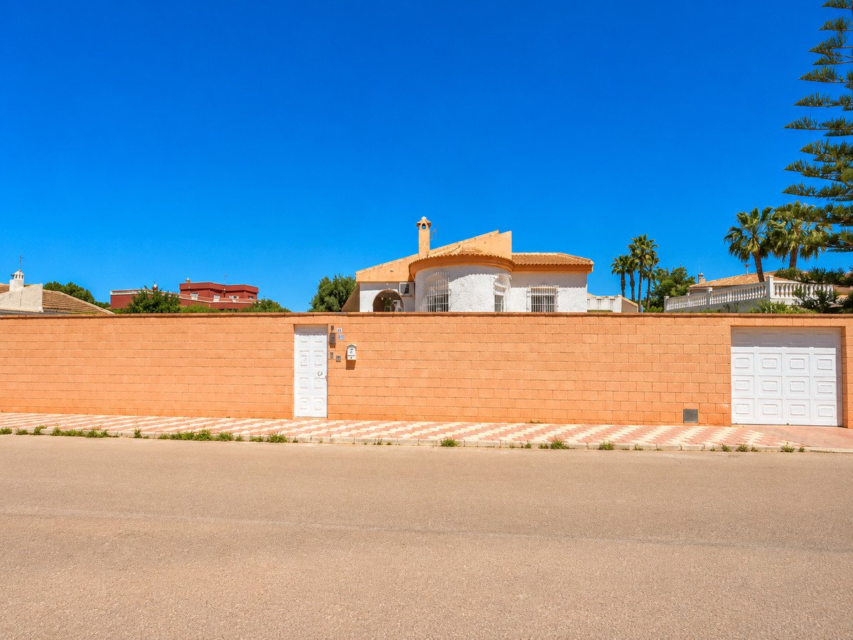 5 Bed Detached Villa in La Siesta