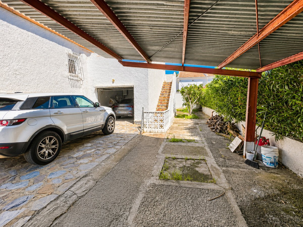 5 Bed Detached Villa in La Siesta