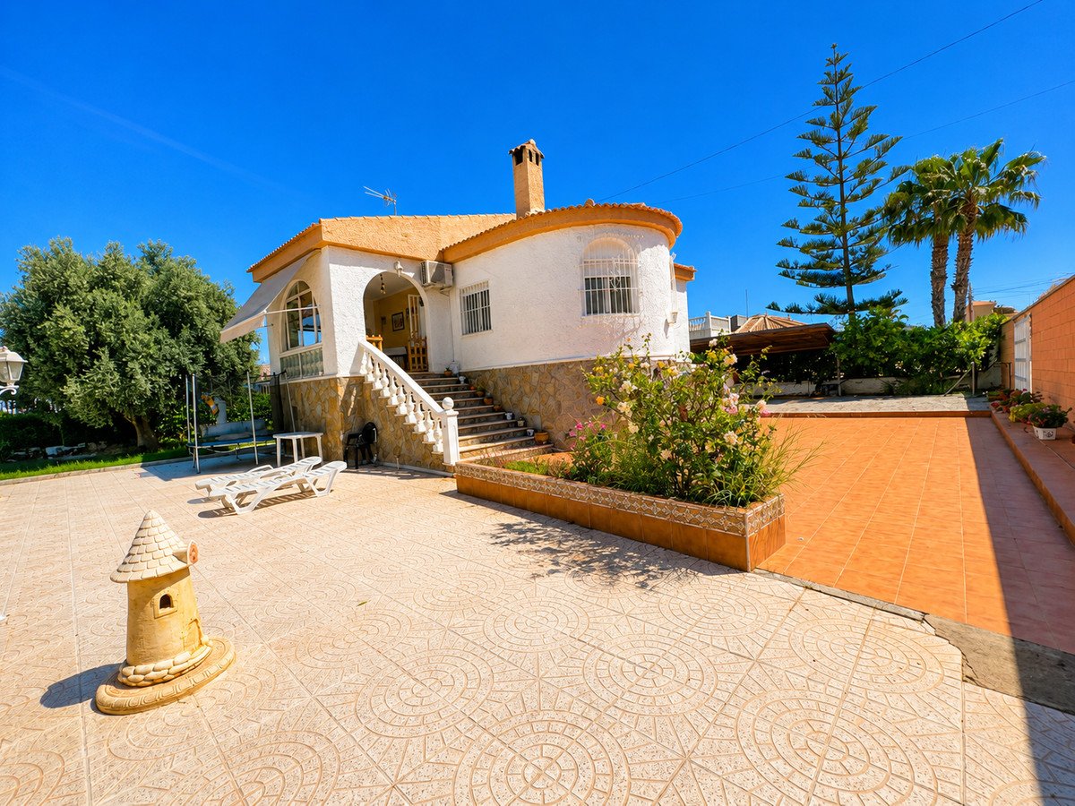 5 Bed Detached Villa in La Siesta