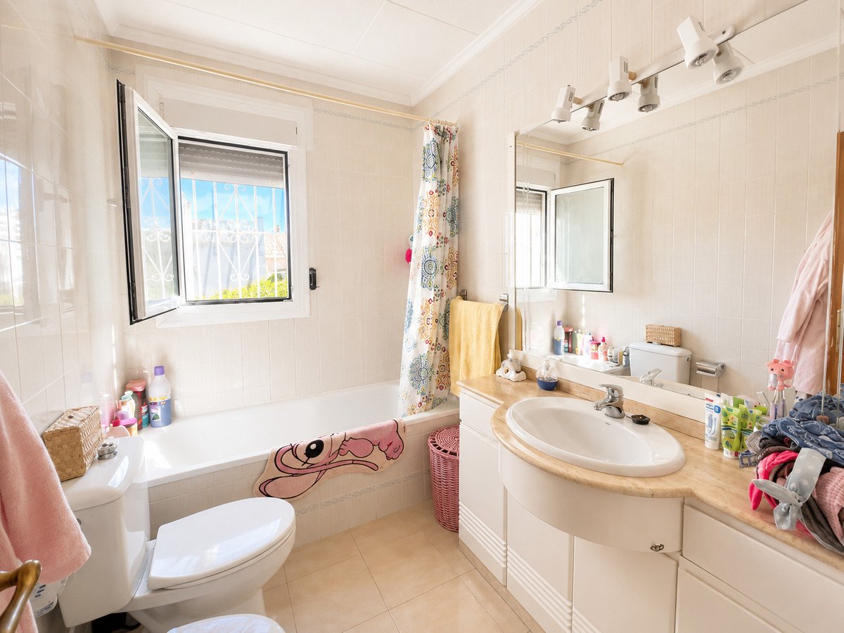 5 Bed Detached Villa in La Siesta