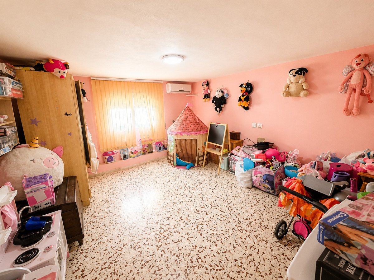 5 Bed Detached Villa in La Siesta