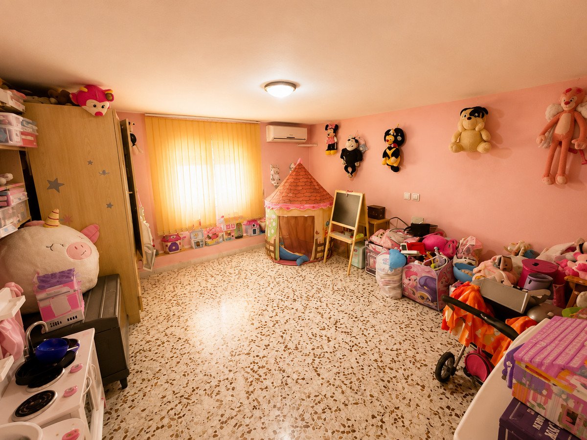 5 Bed Detached Villa in La Siesta