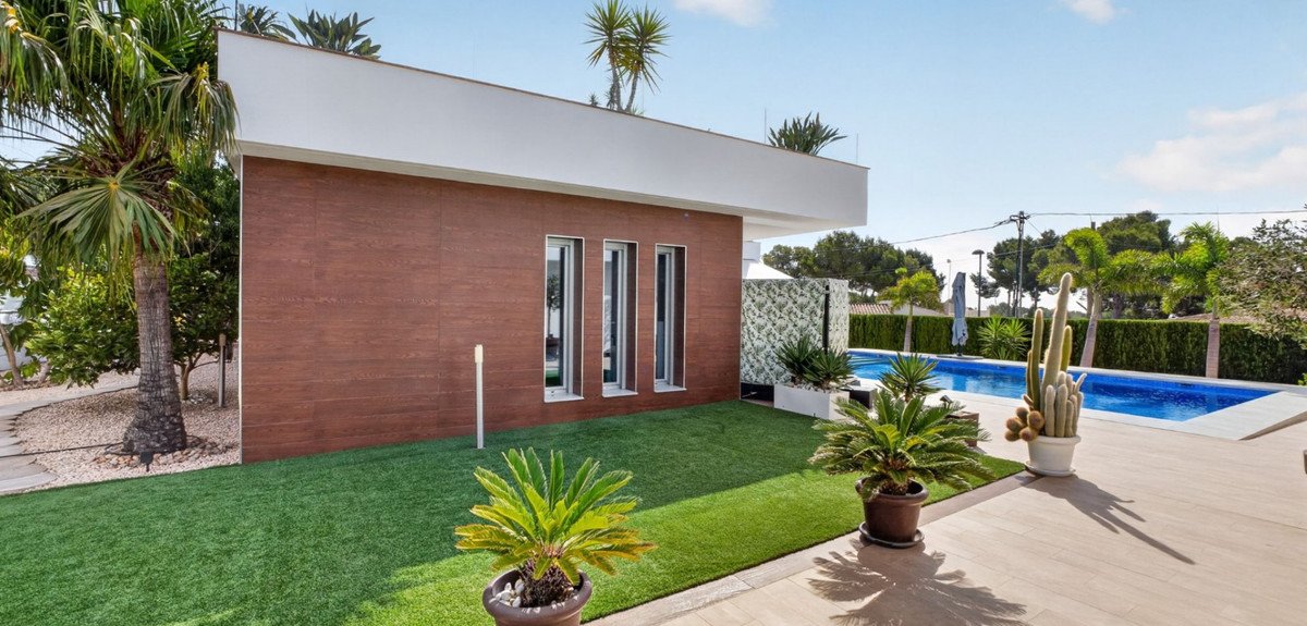 4 Bed Detached Villa in Pinar de Campoverde