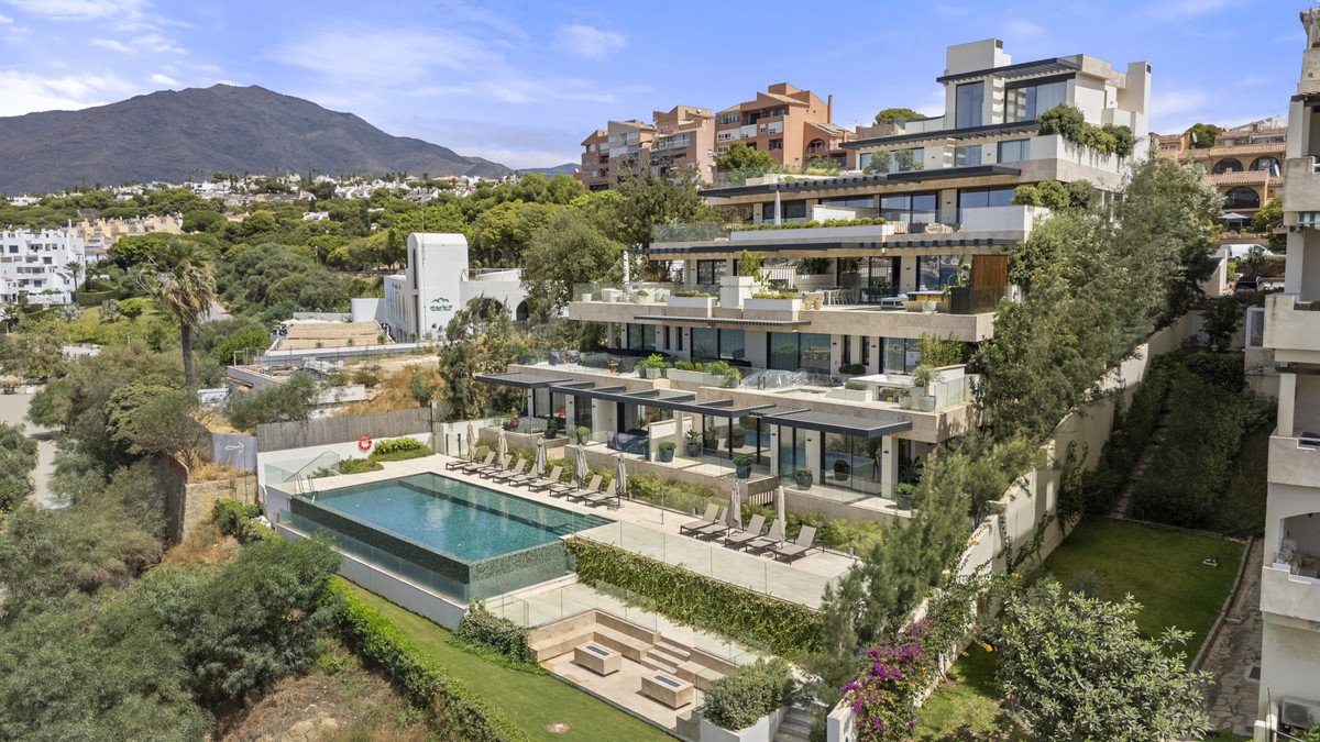 2 Bed Middle Floor Apartment in Estepona
