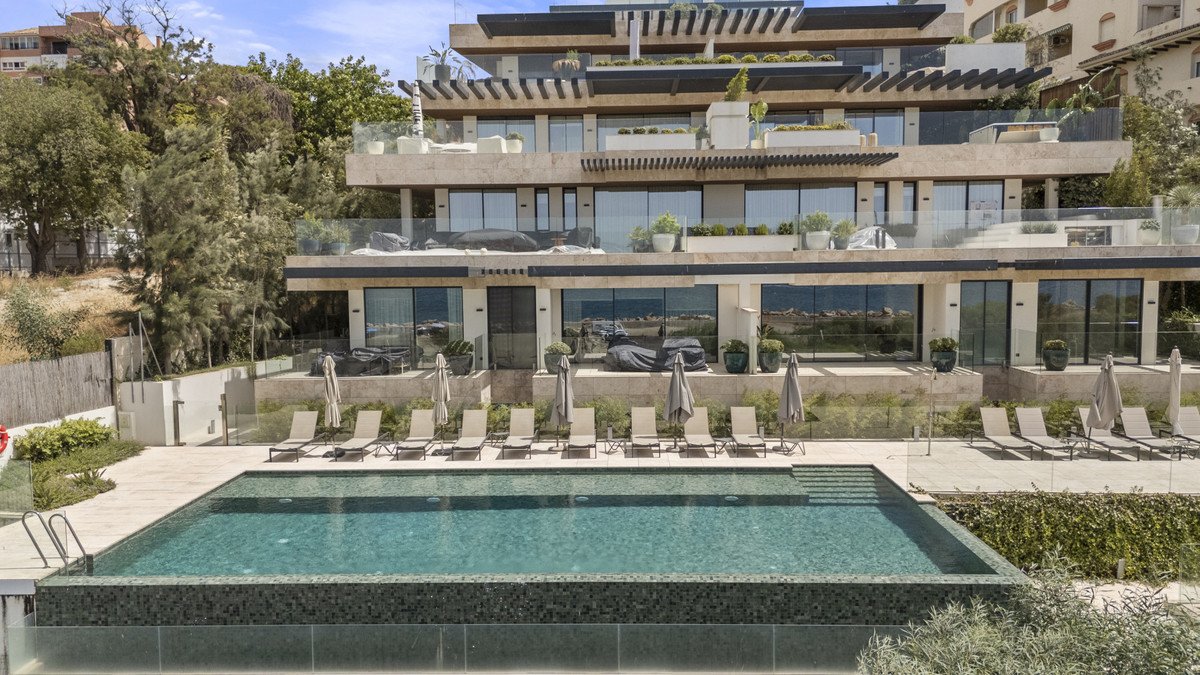 2 Bed Middle Floor Apartment in Estepona