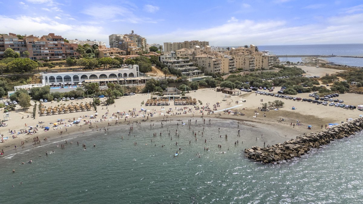 2 Bed Middle Floor Apartment in Estepona