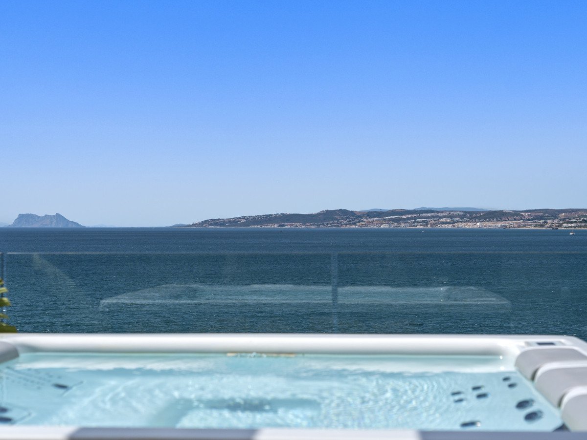 2 Bed Middle Floor Apartment in Estepona