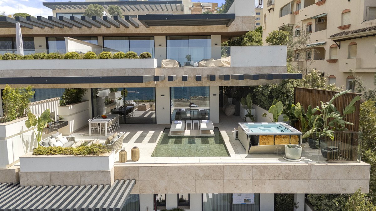 2 Bed Middle Floor Apartment in Estepona
