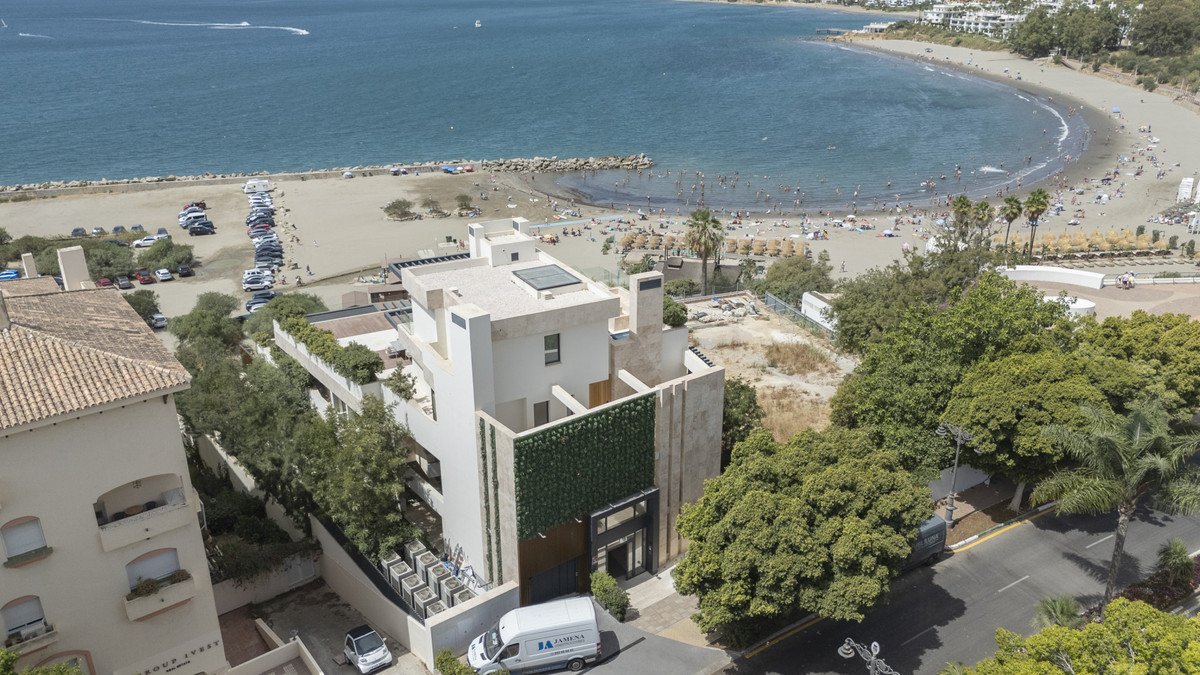 2 Bed Middle Floor Apartment in Estepona