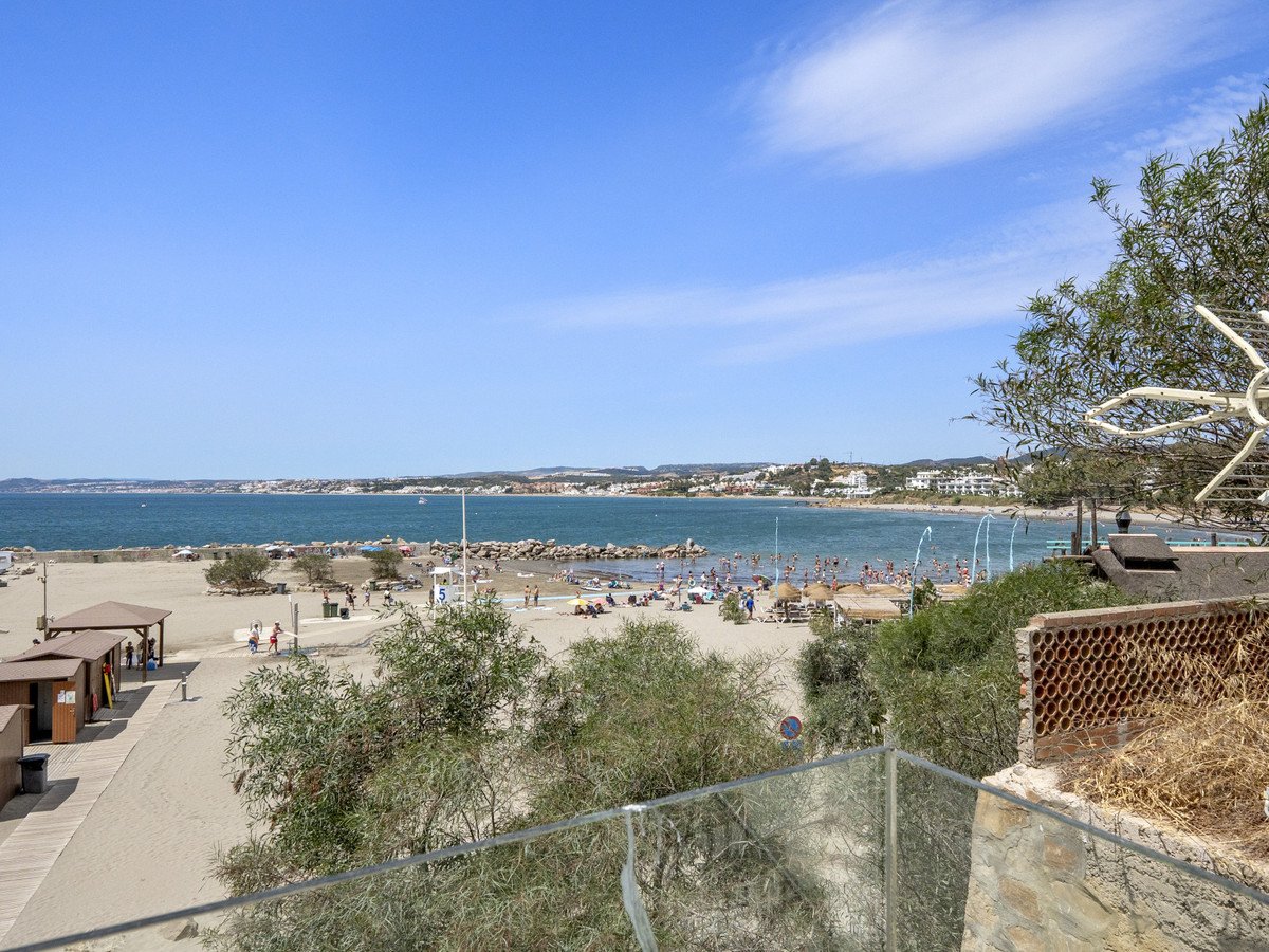 2 Bed Middle Floor Apartment in Estepona
