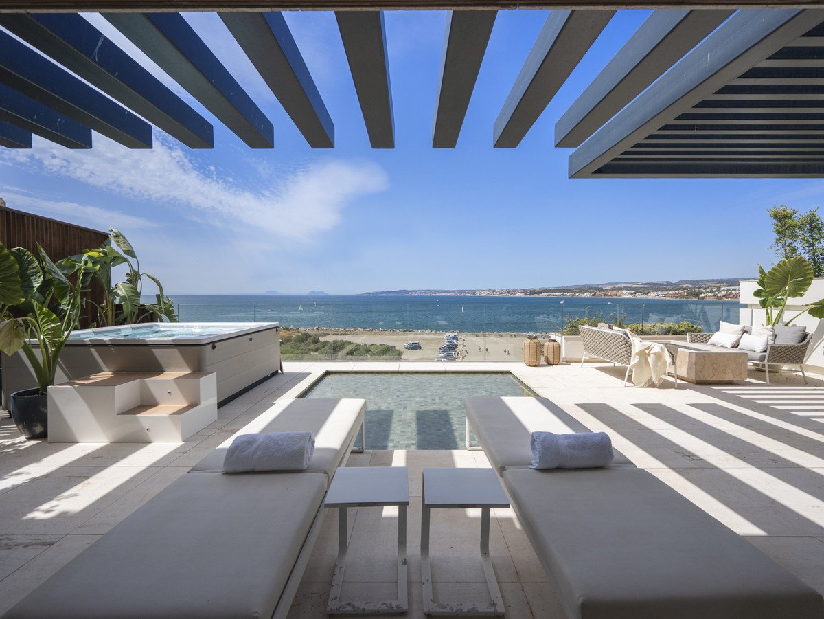 2 Bed Middle Floor Apartment in Estepona