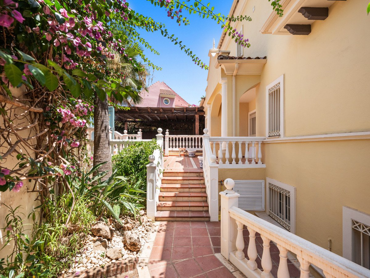 5 Bed Detached Villa in Cortijo Blanco