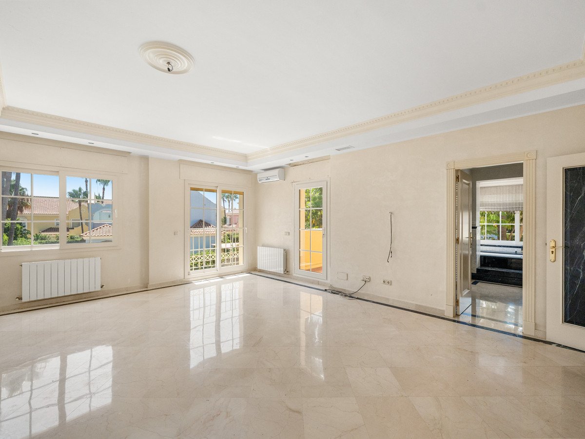 5 Bed Detached Villa in Cortijo Blanco