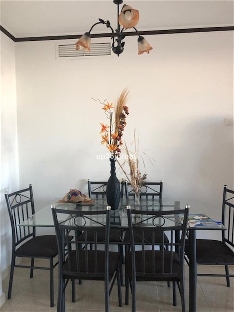 2 Bed Middle Floor Apartment in Estepona