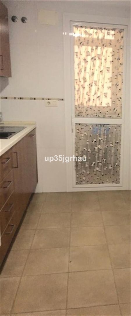 2 Bed Middle Floor Apartment in Estepona