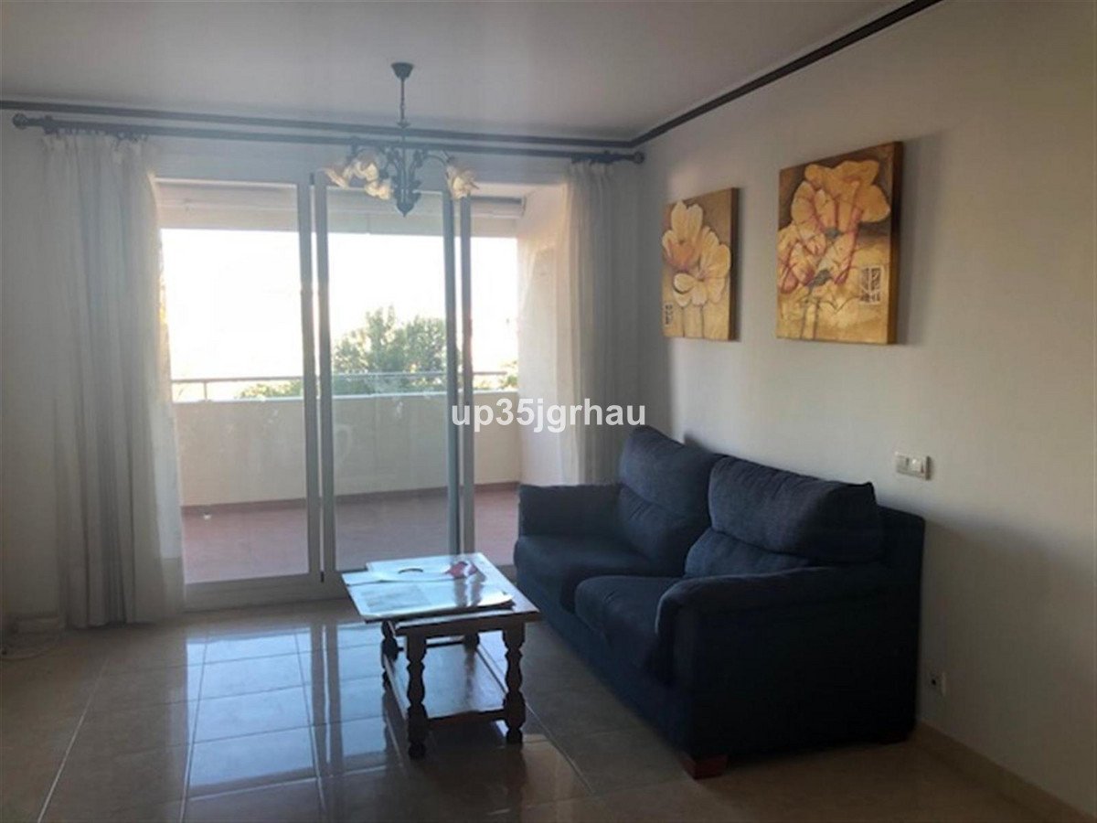 2 Bed Middle Floor Apartment in Estepona