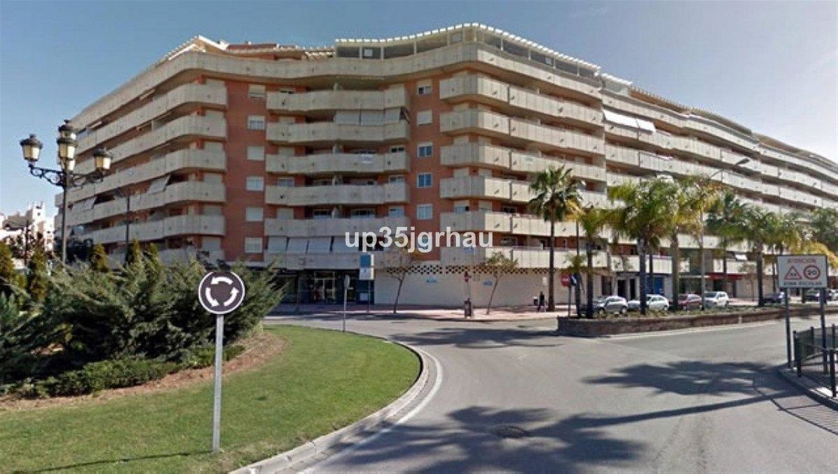 2 Bed Middle Floor Apartment in Estepona