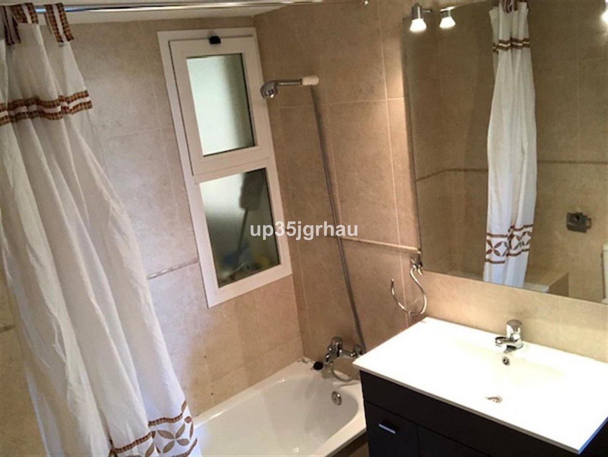 2 Bed Middle Floor Apartment in Estepona