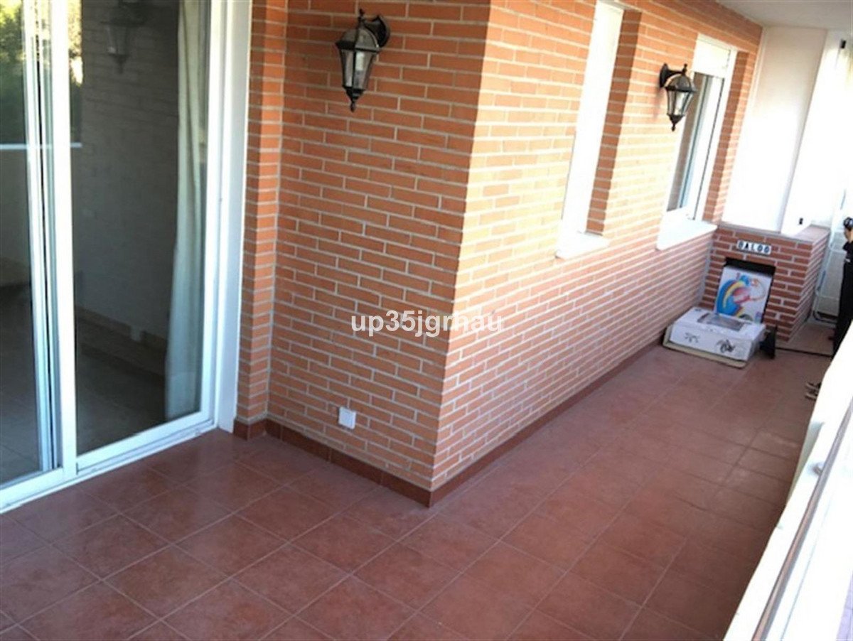 2 Bed Middle Floor Apartment in Estepona