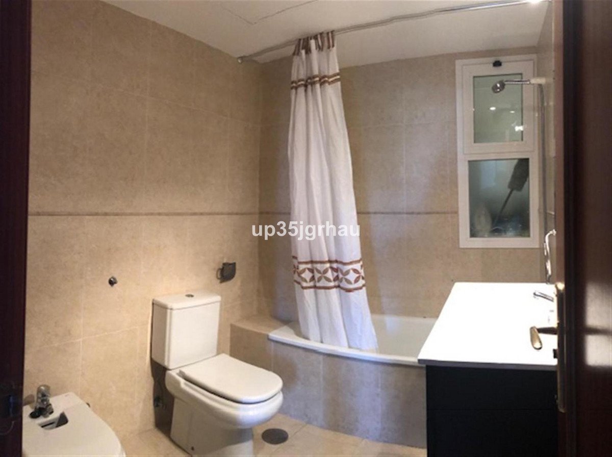 2 Bed Middle Floor Apartment in Estepona