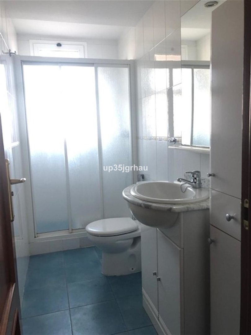 2 Bed Middle Floor Apartment in Estepona