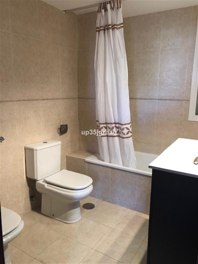 2 Bed Middle Floor Apartment in Estepona